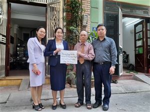 Dược sĩ Trần Xuân Thuyết tặng sách cho trường Cao đẳng Dược Trung ương Hải Dương