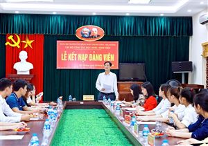 Kết nạp vào Đảng Cộng sản Việt Nam những sinh viên ưu tú