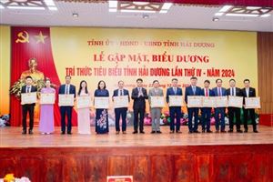 TRƯỜNG CAO ĐẲNG DƯỢC TRUNG ƯƠNG HẢI DƯƠNG CÓ BA CÁ NHÂN XUẤT SẮC ĐƯỢC TÔN VINH “TRÍ THỨC TIÊU BIỂU TỈNH HẢI DƯƠNG” LẦN THỨ IV, NĂM 2024